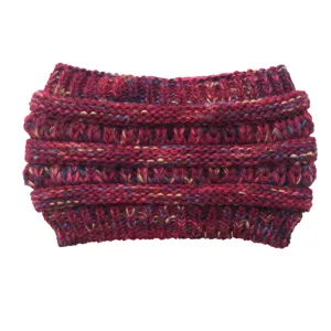 Gebreide haarband winter oorbeschermer detailweergave, gezellige wollen haaraccessoire.