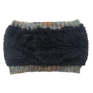 Gedetailleerd overzicht van warme winterhoofdband met zwarte fleece en kleurrijke wol.