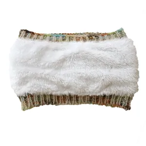 Comfortabele gebreide winterhaarband met zachte pluche voering en kleurrijke garendetails.