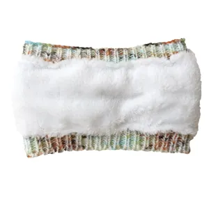 Detail van winterse gebreide fleece hoofdband, kleurrijke wolrand en zacht wit pluche.