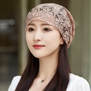 Vue détaillée d'un bonnet en dentelle d'été pour femme, respirant et élégant chapeau.