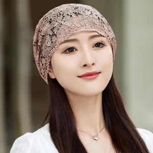 Vue détaillée bonnet en dentelle d'été pour femme, chapeau respirant à motif floral.