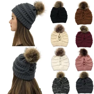 Damen Winter warme Strickmütze Beanie mit Pferdeschwanz Loch und abnehmbarem Bommel.
