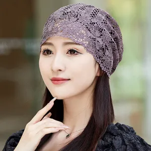 Vue détaillée du bonnet en dentelle d'été pour femmes, doté d'un design ajouré élégant et respirant.