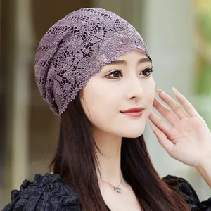 Détail en gros plan de l'élégant chapeau en dentelle violette avec un motif floral fin.