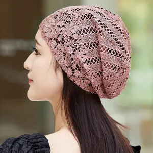 Détail du chapeau souple en dentelle rose avec design en maille respirante pour femmes.