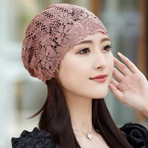 Vue détaillée d'un chapeau en dentelle rose élégant avec des strass scintillants et confort.