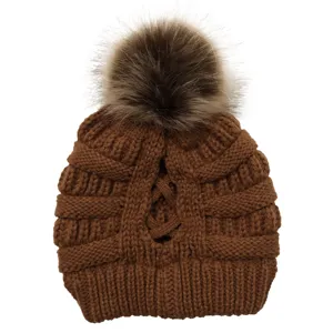 Nahaufnahme des braunen Strickmuetzen Produktdetails mit dem sehr weichen Fellpompon.