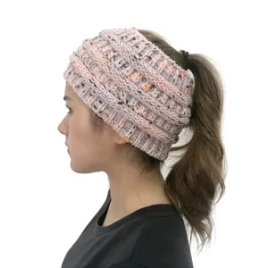 Fascia per capelli con coda di cavallo in maglia spessa donna, dettaglio accessorio invernale.