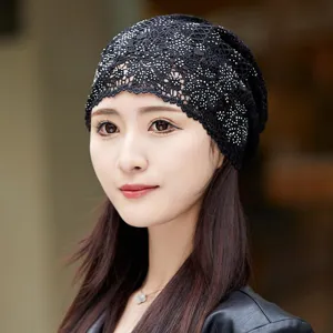Bonnet d'été noir en dentelle pour femme, élégant design floral avec strass pour la protection.