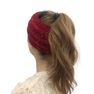Fascia per capelli con coda di cavallo lavorata a maglia rossa inverno dettaglio, paraorecchie.