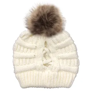Weißer Zopfstrick Zopfmütze Beanie mit abnehmbarem braunen Fellbommel Wintermütze