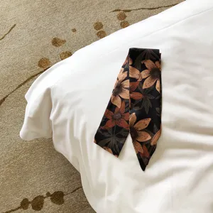 Ruban foulard en soie imprimé floral vintage, petit foulard chic pour un look élégant.