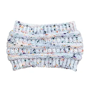 Primo piano della comoda fascia in maglia con macchie colorate, caldo accessorio per capelli.