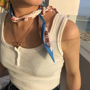 Foulard en soie élégant de style coréen pour le cou le sac et la décoration de cheveux.
