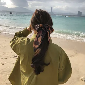Ruban à cheveux floral rétro foulard en soie détail, accessoire de plage élégant pour femmes.