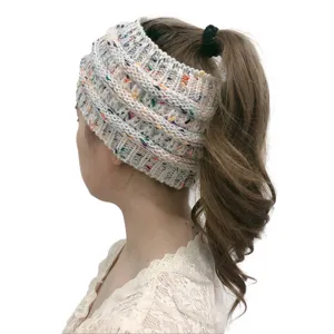 Primo piano della fascia in maglia spessa per coda di cavallo, ideale per l'inverno.