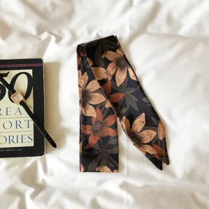 Vue détail d'écharpe fine à fleurs rétro, parfaite comme ruban pour cheveux ou cou.