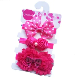 Ensemble de bandeau pour bébé rose avec nœud roses en satin et fleurs pour tout-petits.
