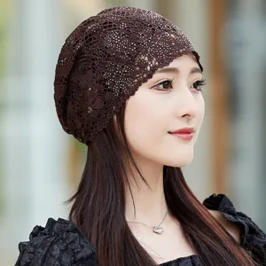 Vue détaillée d'un bonnet en dentelle marron élégant pour femmes avec des strass brillants.