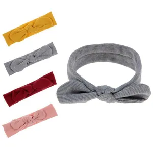 Dettaglio della fascia per neonati in morbida maglia a costine, elastico con orecchie di coniglio.