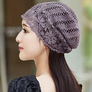 Vue détaillée du bonnet slouchy en dentelle violette porté par un modèle avec une texture en maille.
