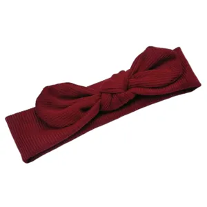 Dettaglio fascia per neonati in maglia rossa, accessorio per capelli con orecchie di coniglio.