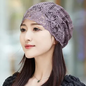 Vue détaillée du bonnet en dentelle violette pour femme avec strass, style élégant.