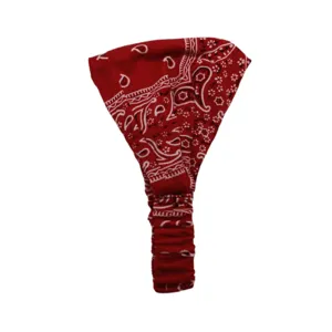 Vista dettagliata della fascia elastica rossa con stampa cachemire, morbida e comoda.