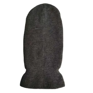Dettaglio passamontagna in maglia grigio scuro, primo piano cappello invernale antivento.