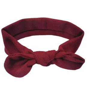 Fascia per capelli neonata in maglia rosso vino, morbido accessorio per bimbi graziosi.