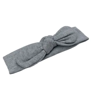 Fascia per neonati a coste grigia con grazioso nodo a fiocco, morbido accessorio per capelli.