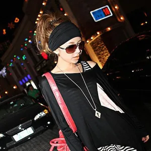 Solid color elastic pleated hairband for women, soft stretch yoga headwrap, daily fashion wear.