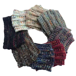 Kleurrijke gebreide hoofdband met open ontwerp winter warme muts detail overzicht