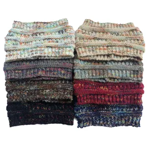 Kleurrijke gemêleerde gebreide hoofdband detail weergave winter warm elastisch haar.