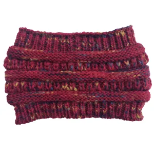 Detail van donkerrode gemêleerde gebreide haarband, warme winter haaraccessoire voor dames.