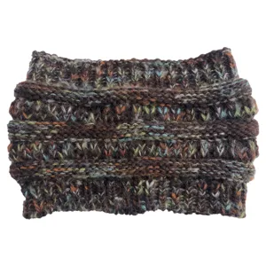 Gedetailleerd overzicht van de gekleurde gevlekte gebreide hoofdband met zachte en warme textuur.