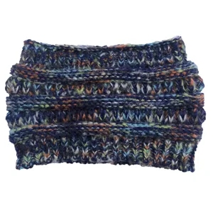 Gedetailleerd overzicht van de gekleurde gebreide hoofdband, warme wollen haaraccessoire.
