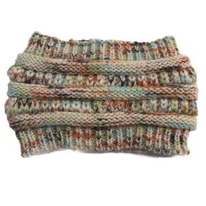 Detailopname van de gekleurde gebreide haarband, met gezellige dikke winterwoltextuur.