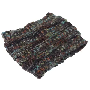 Comfortabele brede gebreide haarband met kleurrijke stippen voor de koude winter.