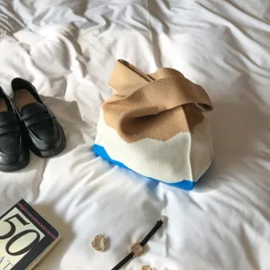 Detailsansicht der modischen Strick-Achseltasche mit schickem Farbmix für den Alltag.