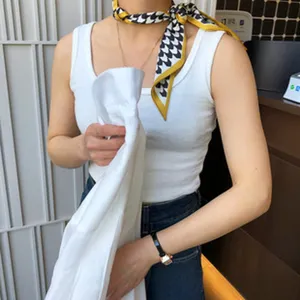 Vue détaillée d'un foulard en soie étroit et élégant de style coréen à motif floral.