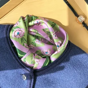 Luxus Blumen Seidenquadrattuch für Damen, eleganter Halswickel Zubehör für Frühlingsstyling.