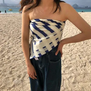 Blau-weiß gestreifter Seidenschal als modisches Bandeau-Top, perfekt für sommerliche Strand-Outfits.