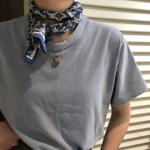 Französischer minimalistischer blauer gemusterter schmaler Seidenschal für elegante Damen-Halsbänder.