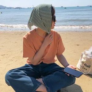 Grün weiß kariertes Dreiecktuch am Strand Urlaubsdetail Aufnahme Outdoor Strandansicht