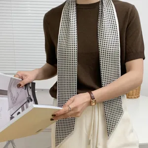 Französisches schmales Twilly Halstuch, elegantes schwarz-weißes Karomuster für Damen.