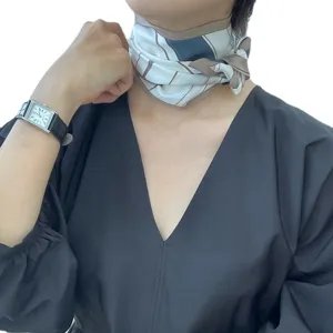 Foulard en soie pour femme, petit carré, accessoire de mode rayé pour chemise et quotidien.