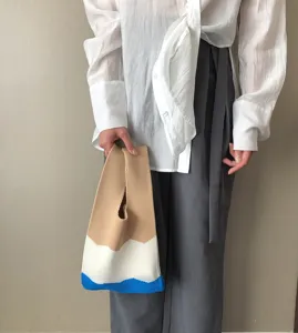 Minimalistische dreifarbige Strickhandtasche für Damen, schicke gewebte Tasche für Alltag.