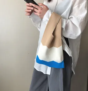 Schicke Strick-Achseltasche im angesagten dreifarbigen Design für trendige Alltags-Looks.